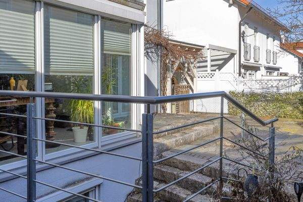 Zauberhafte Maisonette-Gartenwohnung mit XXL-Garage, Carport und eigenem Garten – Baujahr 2007