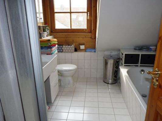 OG: Bad mit Wanne und Dusche