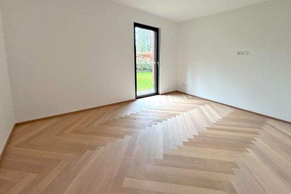 Das Schlaf-/Gästezimmer mit Gartenzugang