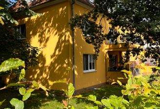 Blick zum Wohnhaus / Straßenansicht