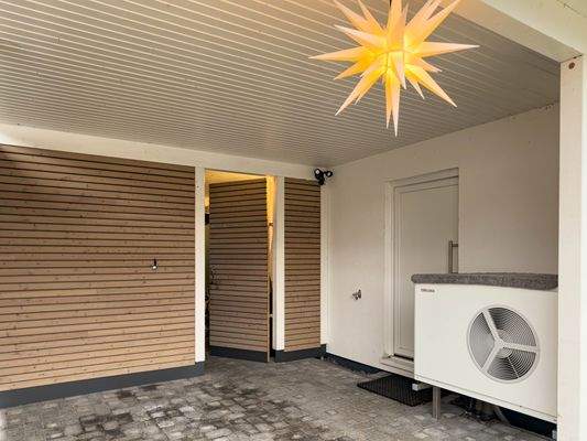 Carport mit Schuppen und Zugang zum Haus 