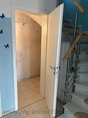 ...mit Abstellraum unter der Treppe