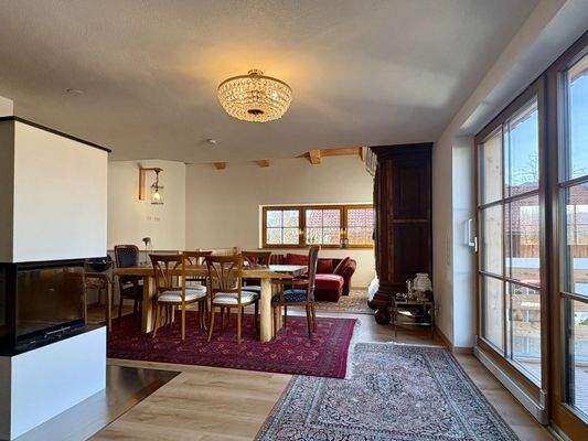 Wohn-Essbereich mit Kamin