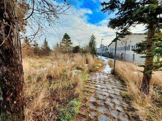 Von zwei Seiten begehbar