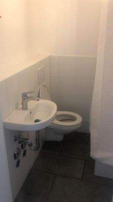 Badezimmer in weiß, letzte Sanierung in 2022