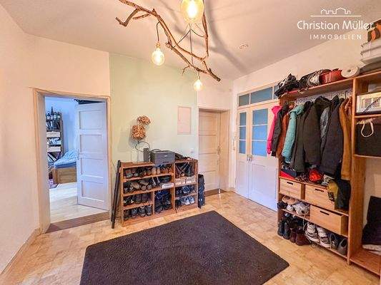 Offener Eingangsbereich mit Zugang zu allen Zimmern