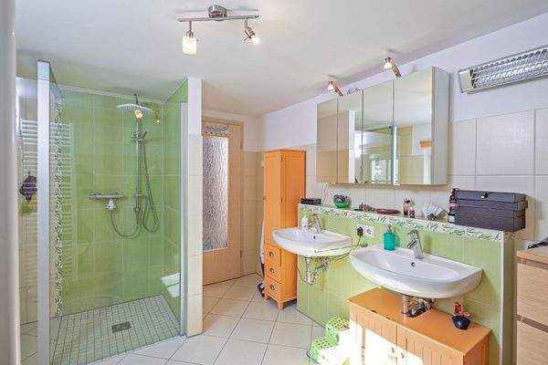 das 2. Bad mit Dusche