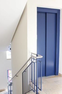 Treppenhaus mit Aufzug 