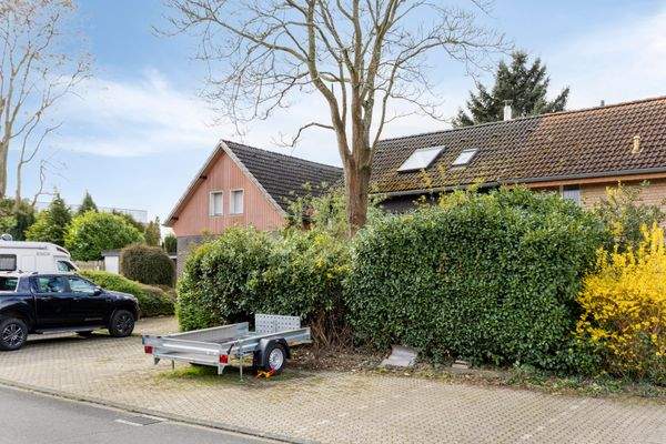 Öffentliche Parkplätze  vor dem Haus