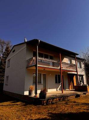 Hausansicht mit Terrasse