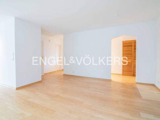 Essbereich mit Blick auf den Flur und Abstellraum