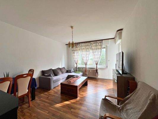 Großzügiges Wohnzimmer mit Zugang zur Süd-Loggia