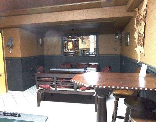 Partyraum mit Kellerbar