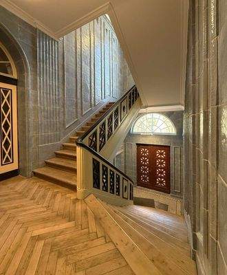 Treppenaufgang mit Blick Hauseingang