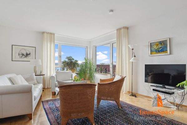 Wohnzimmer mit XXL-Fensterfront