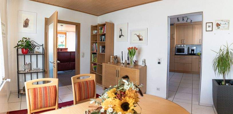 Erdgeschoss, Esszimmer mit Blick zur Küche und ins Wohnzimmer