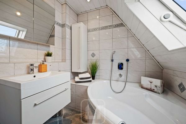 Waschbecken und Schränken