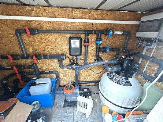 hochwertige und selbständig arbeitende Pooltechnik