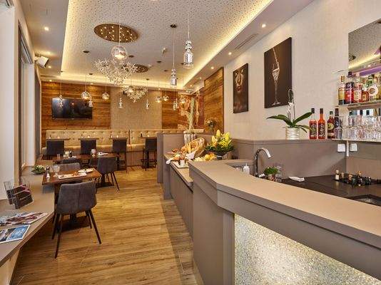 Lobby Bar 11.20.32.jpg