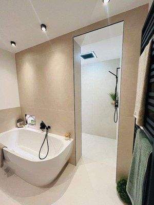 Bad mit Blick zur Dusche.jpg