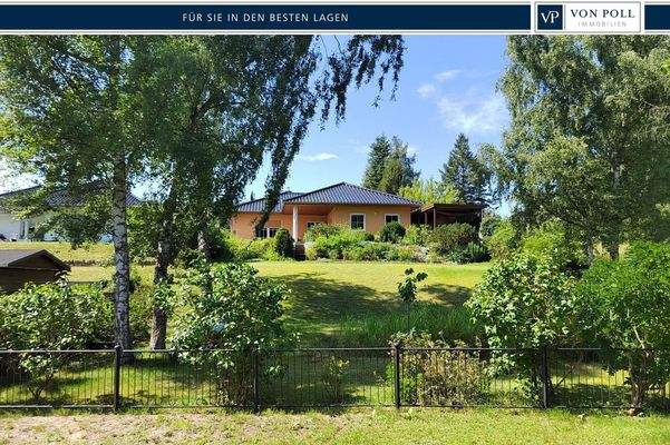 Blick auf das Grundstück vom See