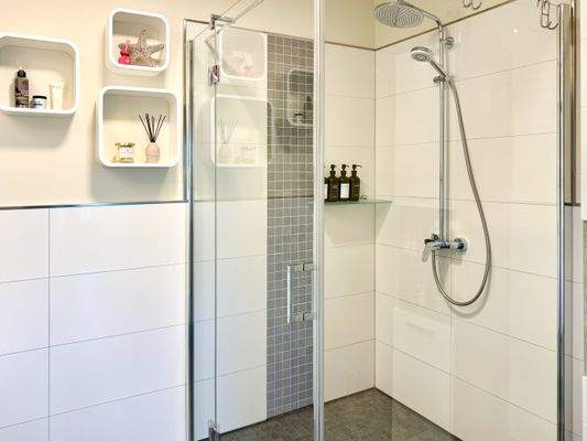 Bad mit großer Dusche