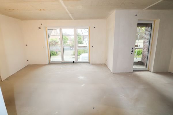 Wohn- und Essbereich mit Blick auf die Loggia