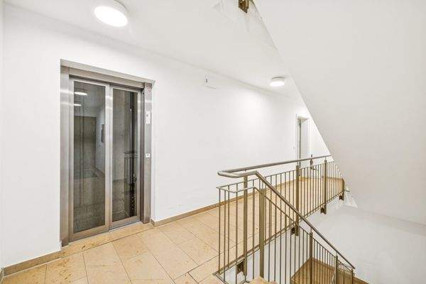 Aufzug und Treppenhaus