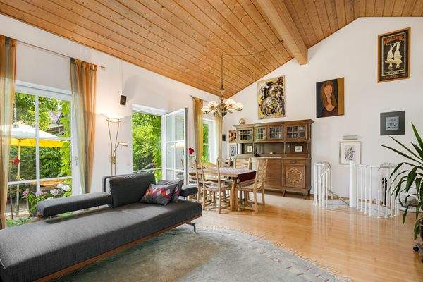 großzügiges Wohnzimmer