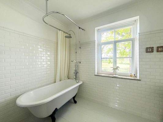Bad mit freistehender Wanne und Dusche
