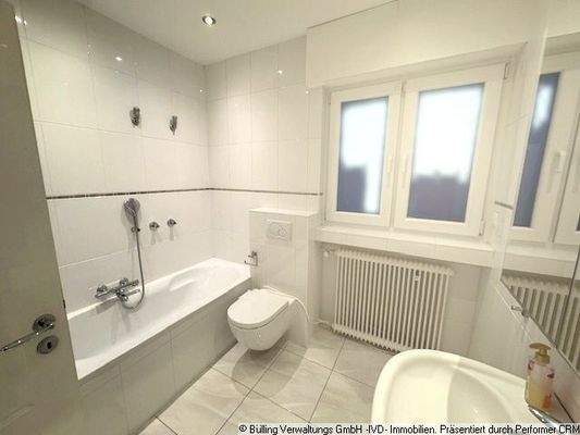 Badezimmer_Tageslicht_mit_Sonne_im_Fenster