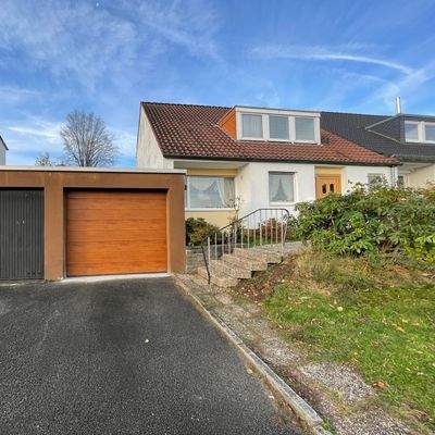 Hausansicht, Einfahrt und Garagen