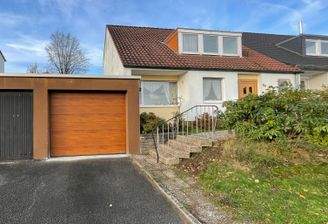 Hausansicht, Einfahrt und Garagen