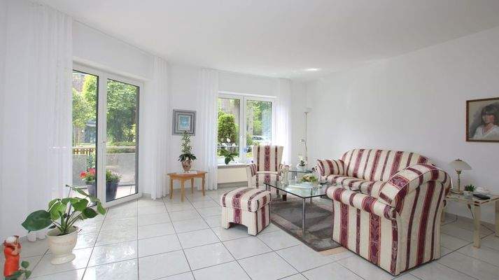 lichtdurchflutetes Wohnzimmer mit Zugang zum Balkon mit süd-westlicher Sonnenausrichtung