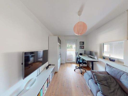 2. Kinder-/ Arbeitszimmer mit Zugang zum Balkon