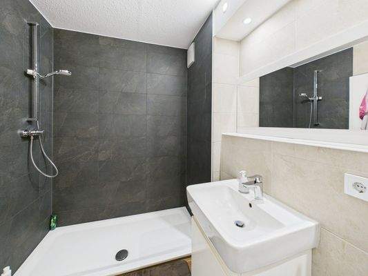 modernisiertes Duschbad