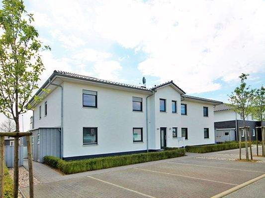 Außenansicht, 2 Stellplätze am Objekt