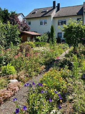 pflegeleichter Garten mit Brunnenanlage