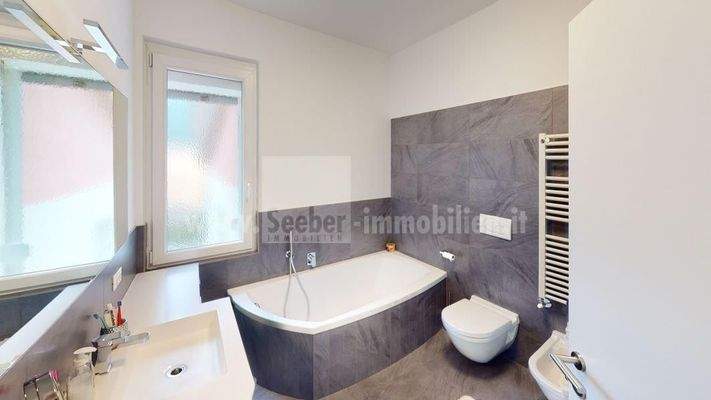 Don-Bosco-Bozen-Bolzano-Vierzimmerwohnung-quadrilocale-hochwertig-Veranda-Badewanne-Dusche-doccia-letzter-Stock-ultimo-piano-Garage