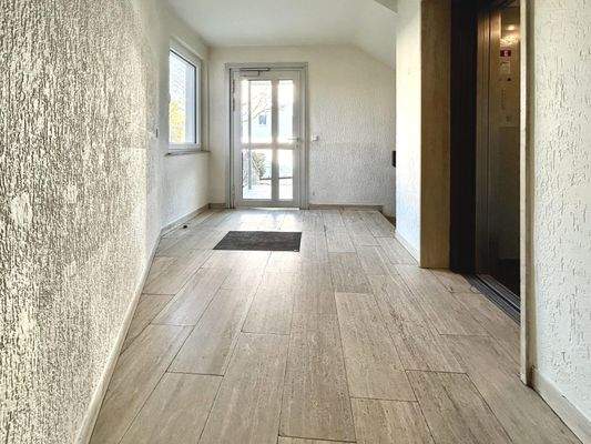 EG Eingangsbereich / Aufzug