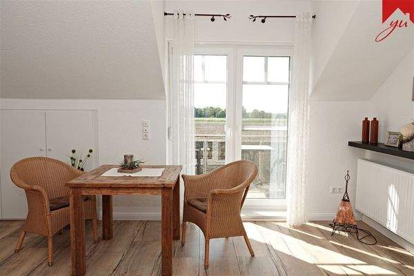 Wohnzimmer mit Zugang zum Balkon