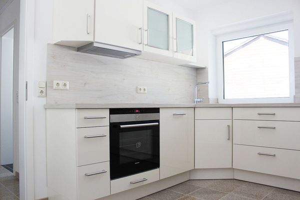 mit moderner Einbauküche!