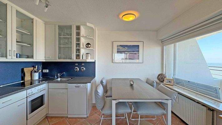 Küche mit Esstisch und Meerblick