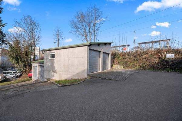 Garagen mit Stellplätzen