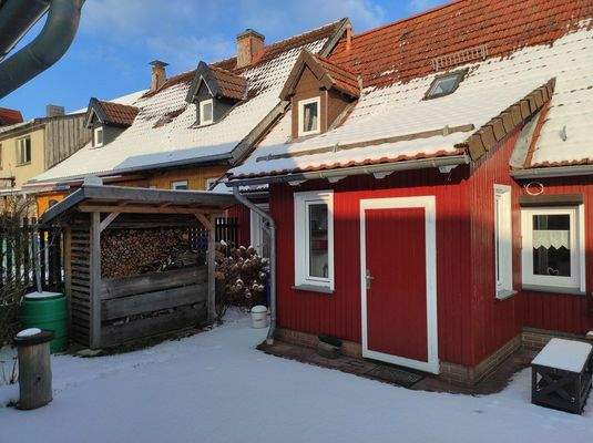 Holzlager am Wohnhaus hinten