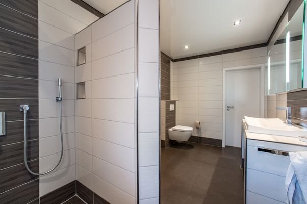 mit großer Dusche