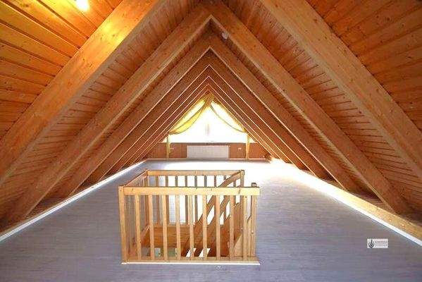 Dachboden mit Treppenaufgang