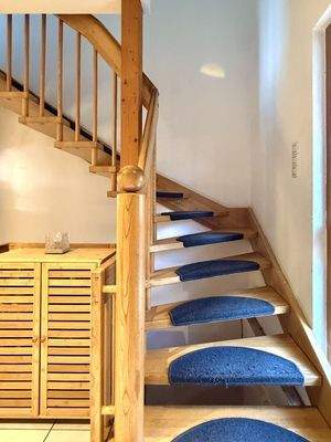 helle Holz-Treppe in das Obergeschoss