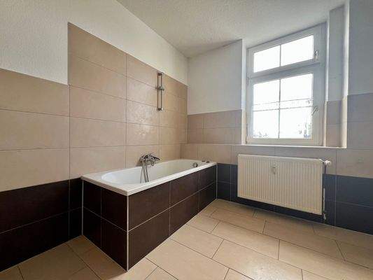 Tageslichtbad mit Wanne