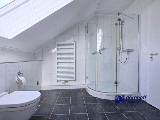Badezimmer mit Dusche DG